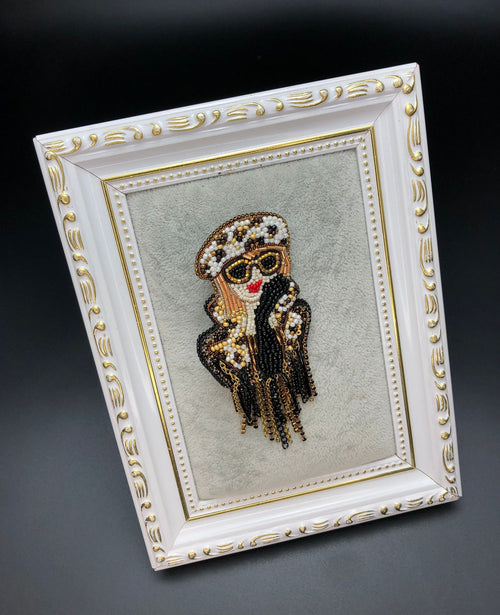 Brosa ~ Fata cu palarie ~