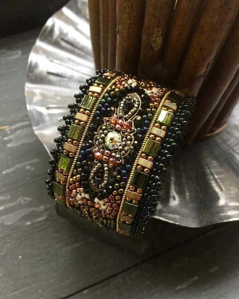 Bratara cu broderie de margele